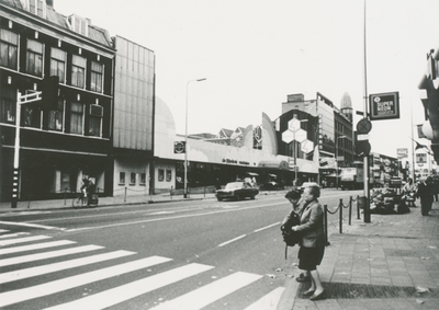 861747 Gezicht op de voorgevels van panden aan de noordzijde van de Lange Viestraat in Wijk C te Utrecht, met centraal ...